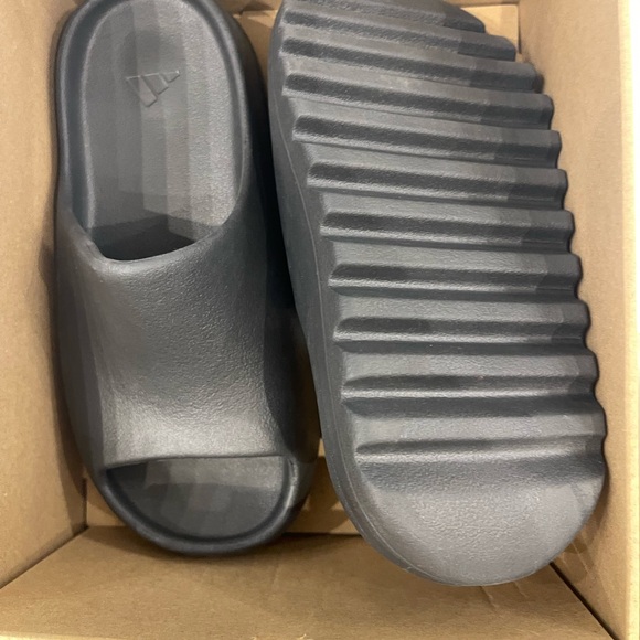Brand new in box Yeezy slides- onyx size 3 kids - Picture 5 of 8